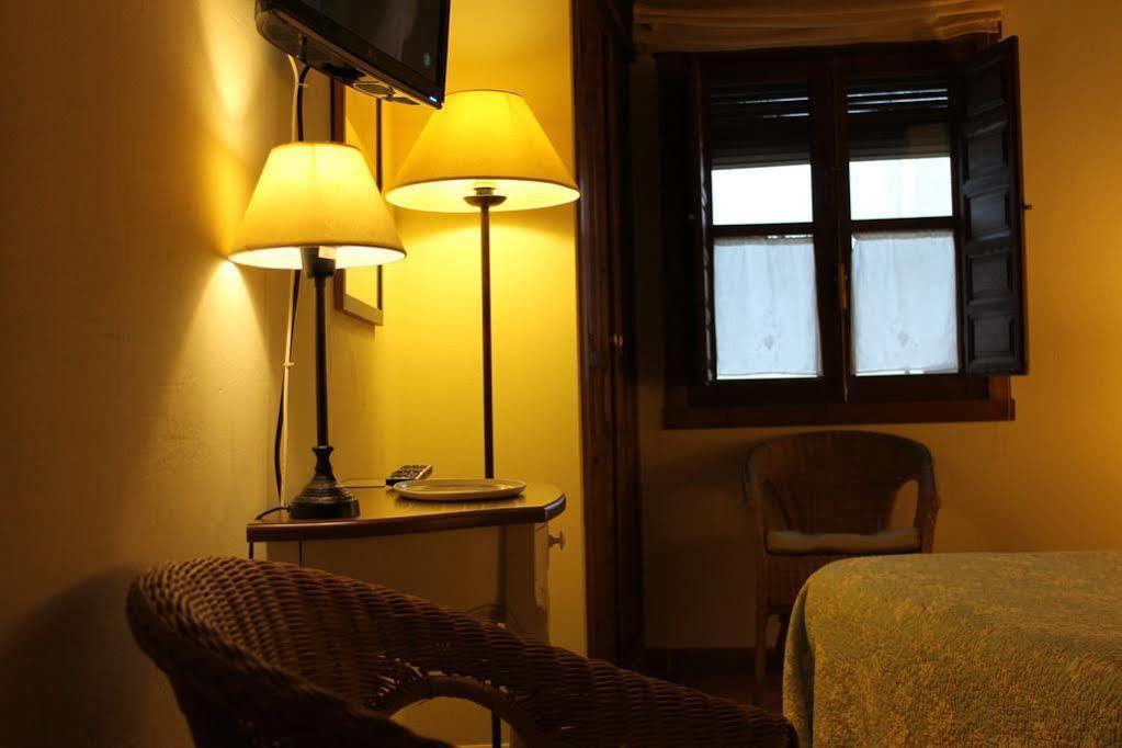 Hostal Rural Luna Y Hostal Rural Lunaposada Candeleda Buitenkant foto